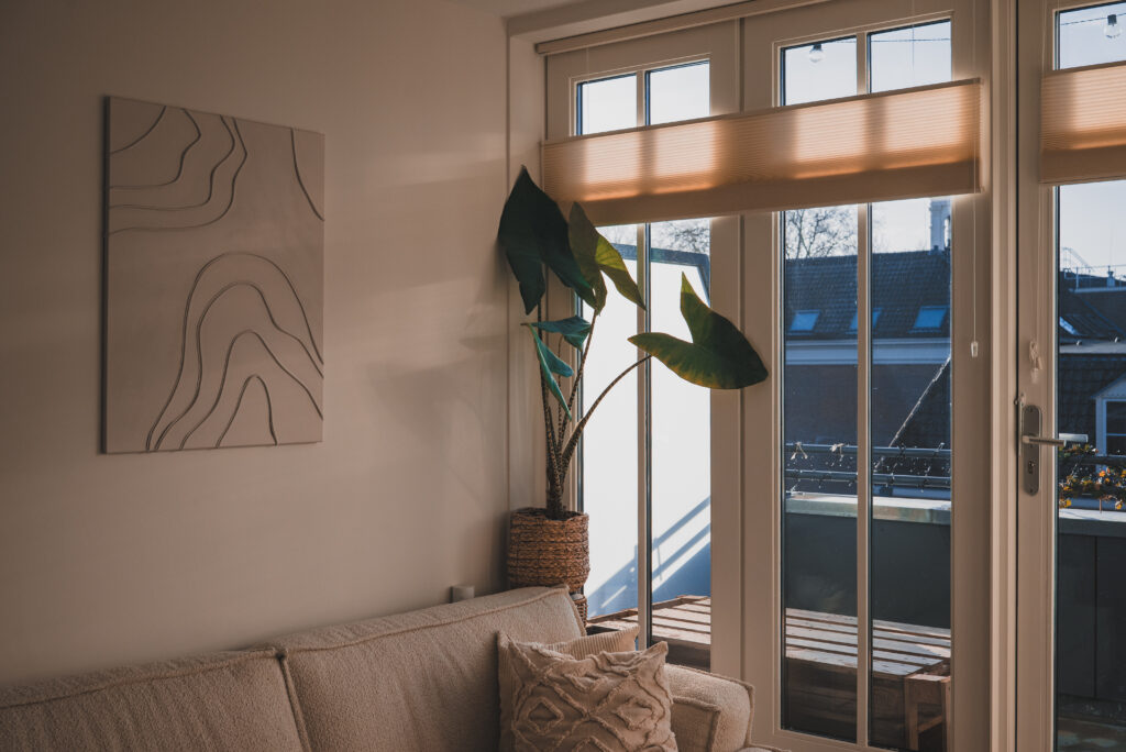 Beige woonkamer met teddy bank en olifantsoor plant