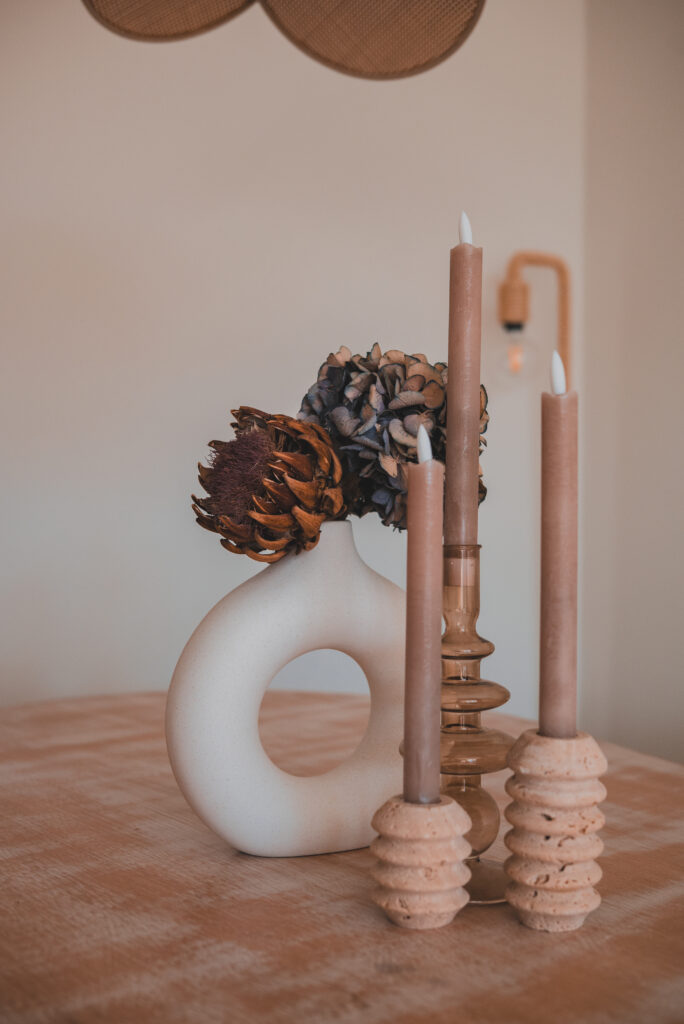 Beige inrichting op eettafel