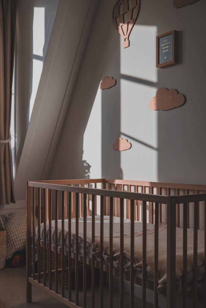 Geminimaliseerde montessori babykamer met hout