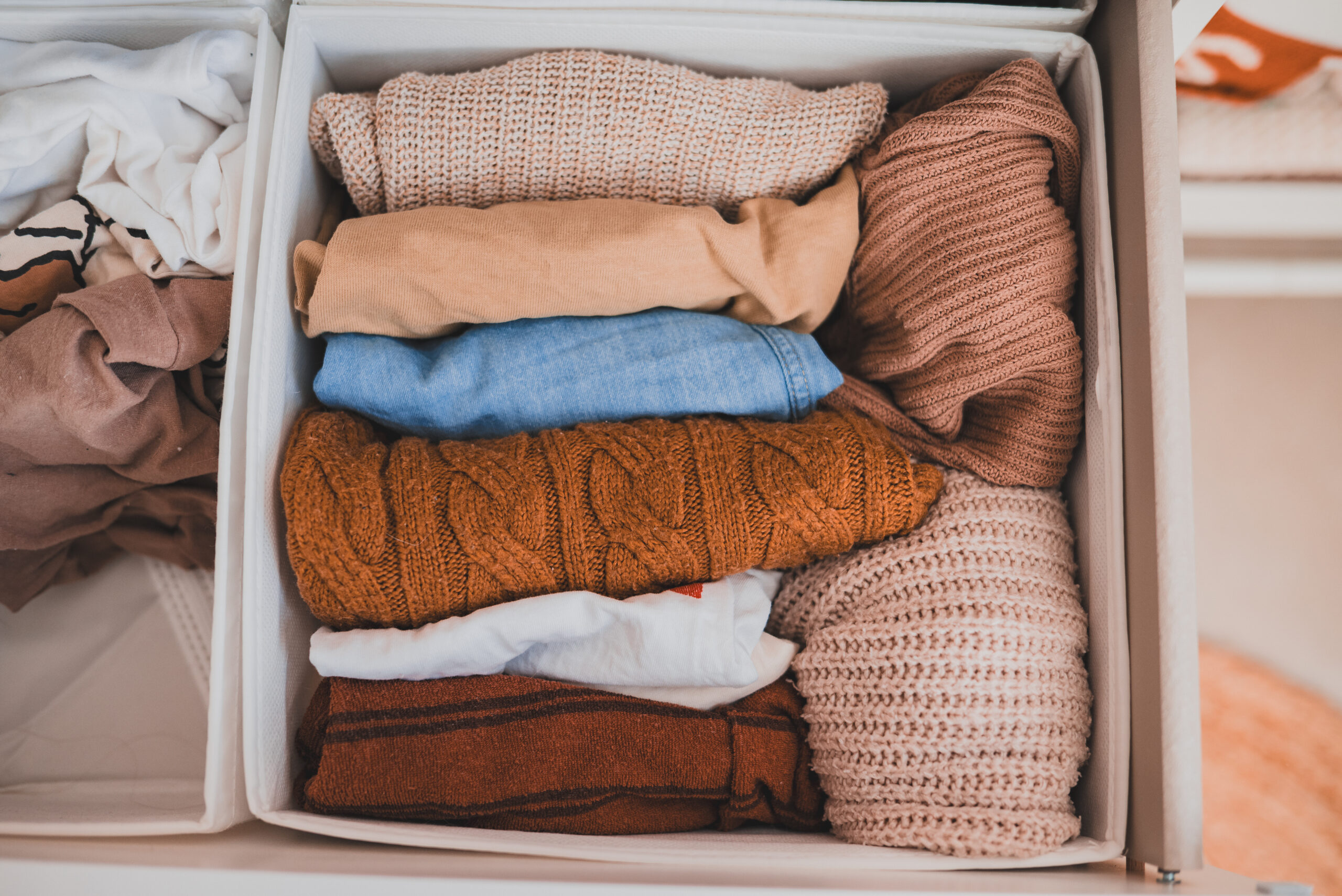 Babykleding netjes geordend en opgevouwen