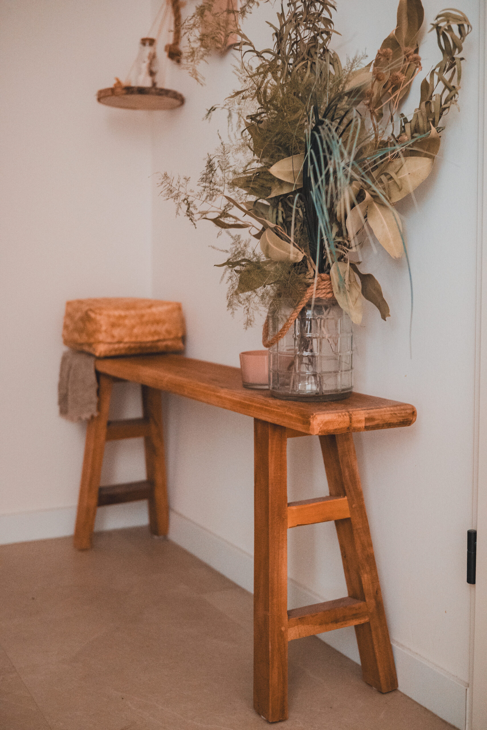 Houten bankje in hal met decoratie